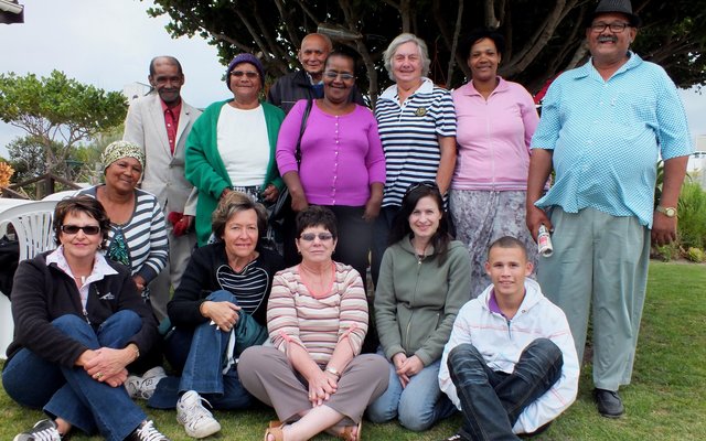 Sommige van die wenners Gansbaai Toerisme se Tuinboukompetisie saam met enkele Toerisme-lede in Marie Potgieter se tuin in De Kelders